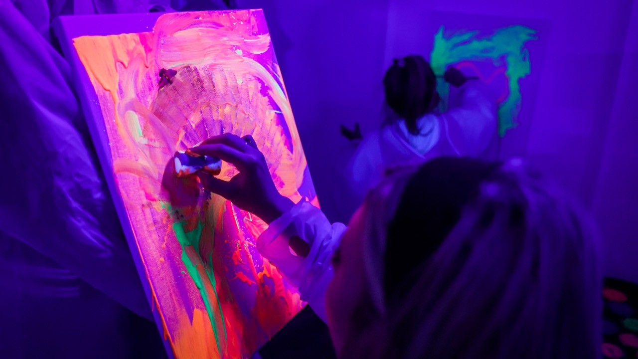 Malowanie fluorescencyjnymi farbami na płótnie
